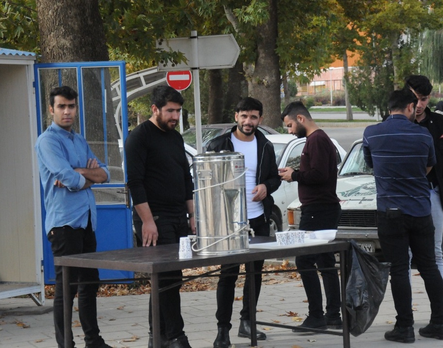 معاونت فرهنگی و اجتماعی دانشگاه با همکاری هیات حضرت ابالفضل (ع) و کانون قرآن و عترت (طه) ایستگاه صلواتی برپا کرد