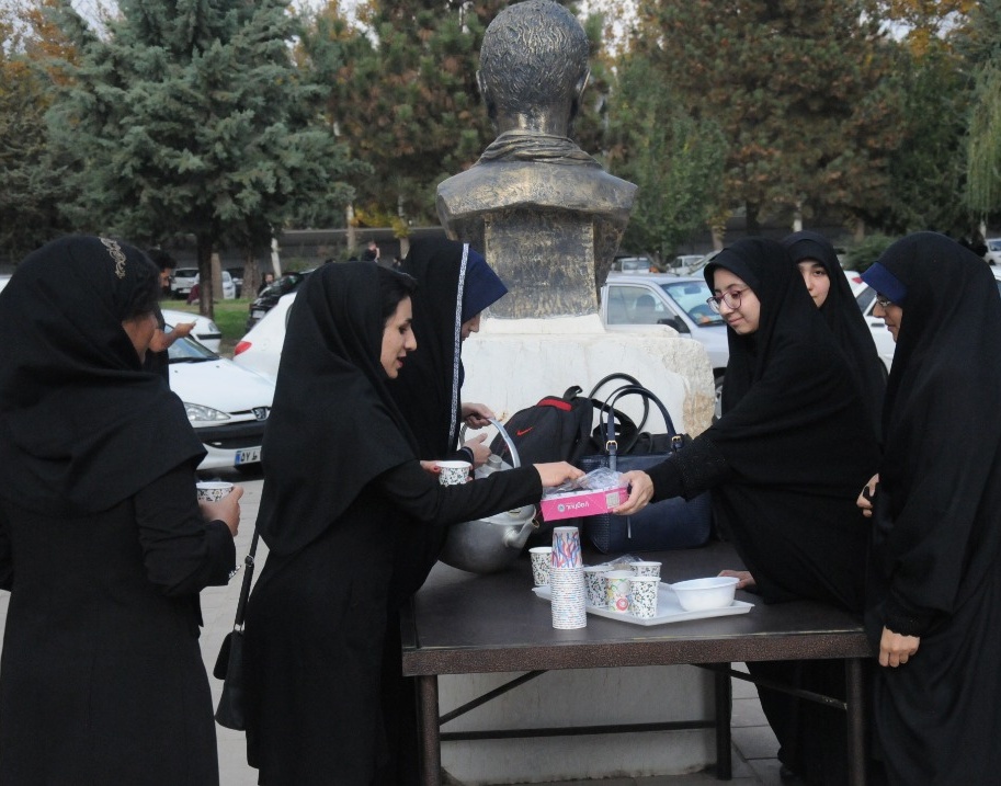 معاونت فرهنگی و اجتماعی دانشگاه با همکاری هیات حضرت ابالفضل (ع) و کانون قرآن و عترت (طه) ایستگاه صلواتی برپا کرد
