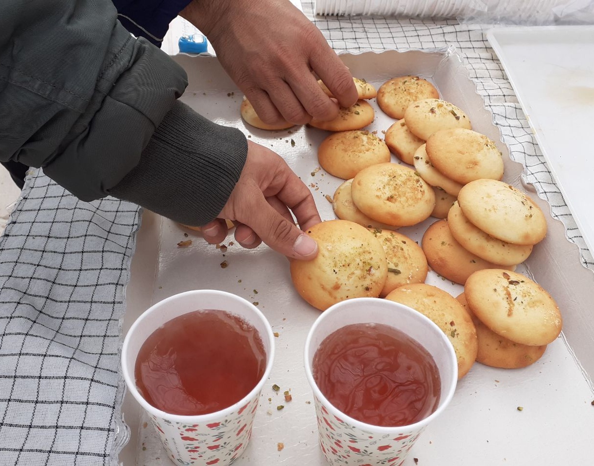 پخش شیرینی در دانشگاه به مناسبت ولادت حضرت فاطمه زهرا (س)
