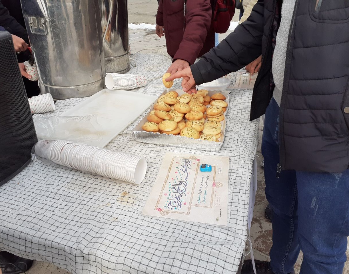 پخش شیرینی در دانشگاه به مناسبت ولادت حضرت فاطمه زهرا (س)