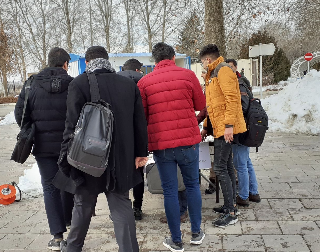 پخش شیرینی در دانشگاه به مناسبت ولادت حضرت فاطمه زهرا (س)