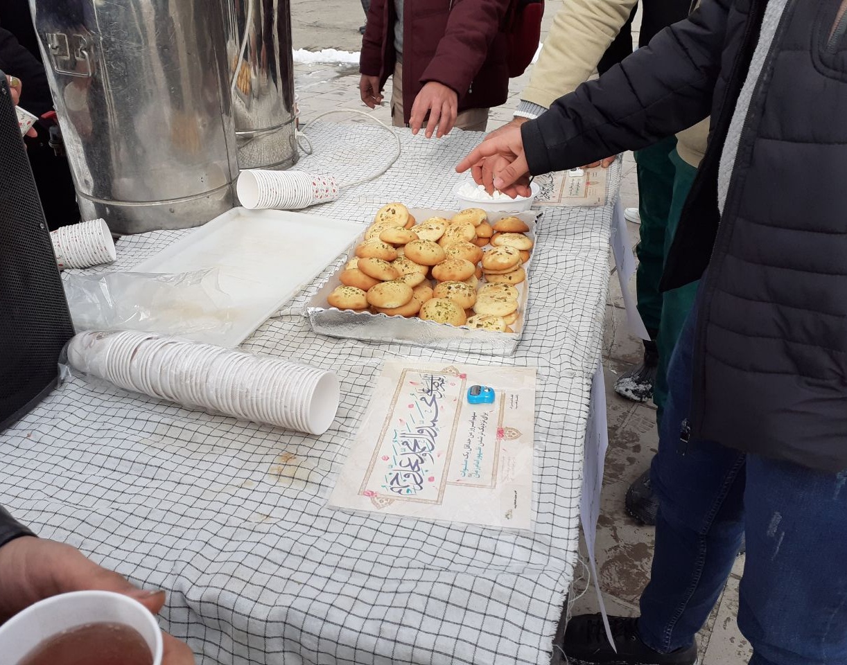 پخش شیرینی در دانشگاه به مناسبت ولادت حضرت فاطمه زهرا (س)