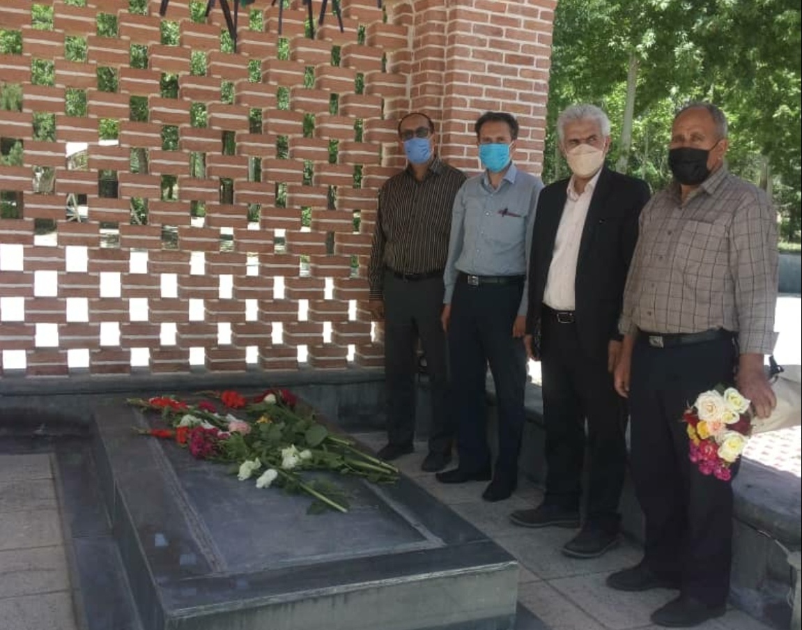 حضور دانشگاهیان دانشکده کشاورزی در سالروز قیام ۱۵ خرداد بر مزار شهدای گمنام دانشگاه ارومیه