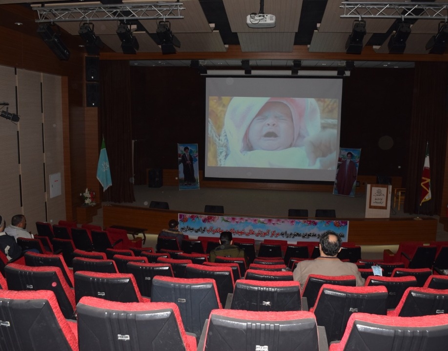 اکران فیلم سینمایی "خجالت نکش" به مناسبت دهه مبارک فجر در مرکز آموزش عالی شهید باکری میاندوآب