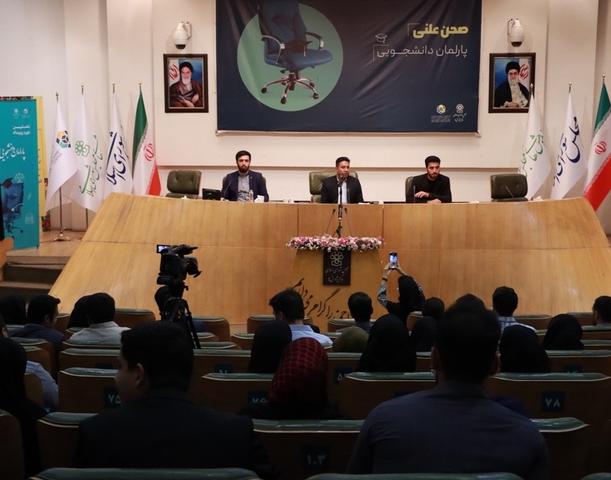 خبر | تقدیر رئیس مرکز پژوهش‌های مجلس شورای اسلامی از دانشجوی دانشگاه ارومیه