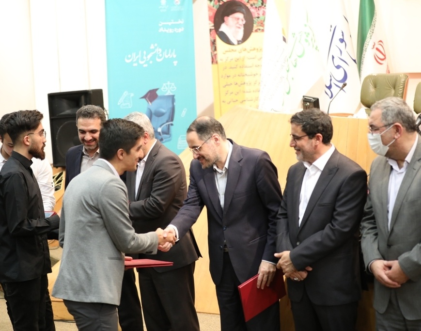 خبر | تقدیر رئیس مرکز پژوهش‌های مجلس شورای اسلامی از دانشجوی دانشگاه ارومیه
