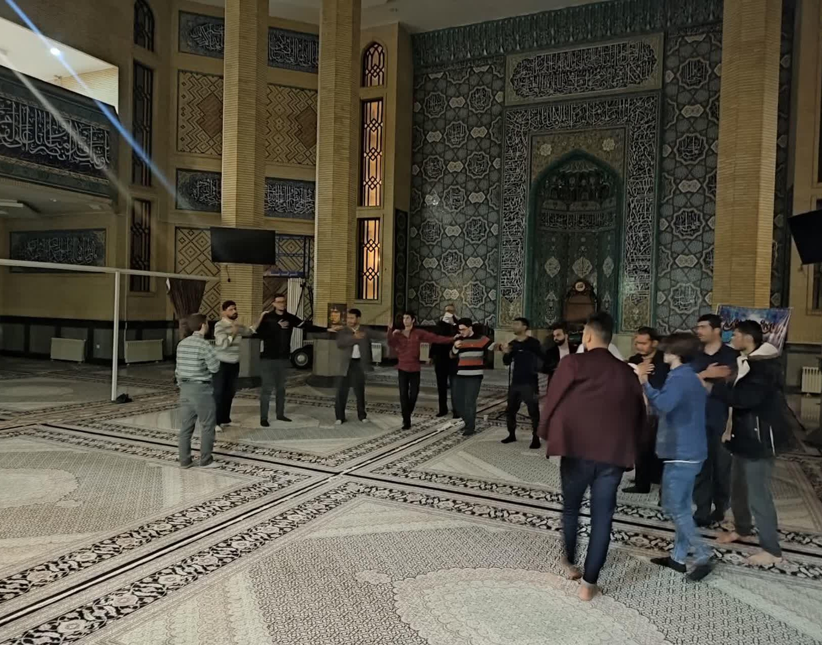 گزارش تصویری | برگزاری هیئت هفتگی در مسجد دانشگاه