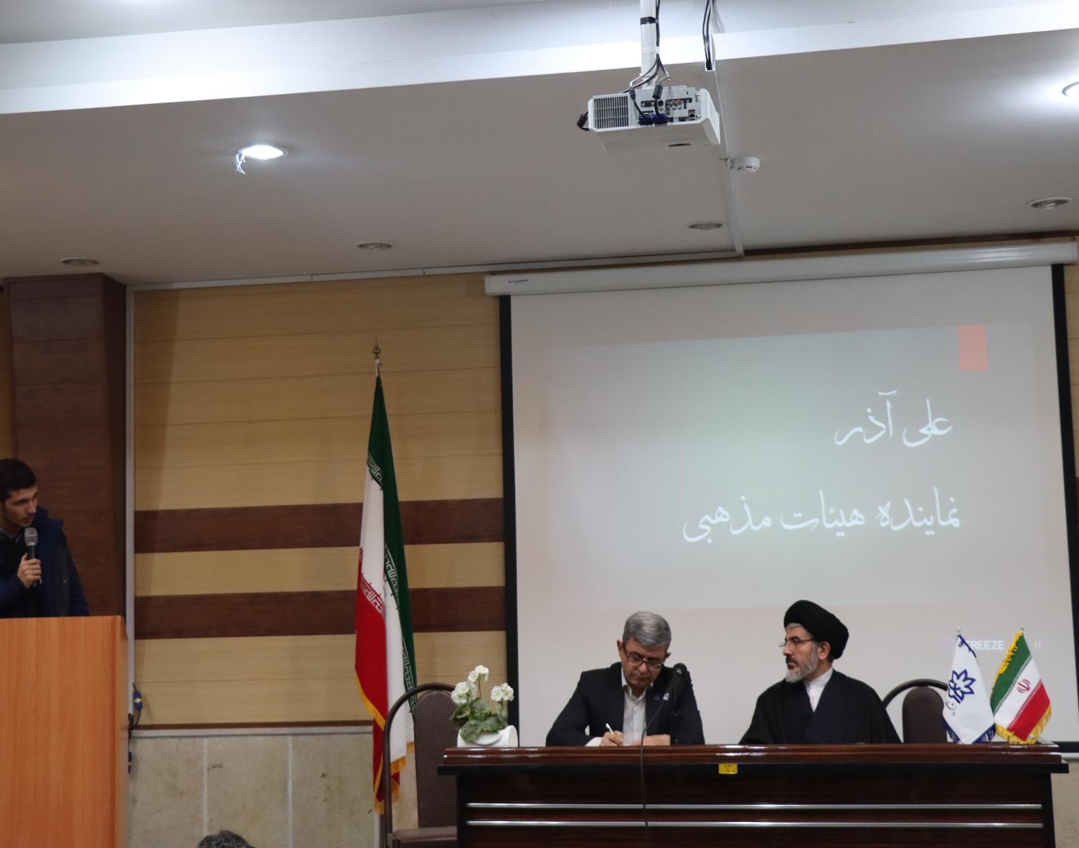 نشست صمیمی دانشجویان دانشگاه ارومیه با نماینده ولی فقیه در استان آذربایجان غربی و هیئت رئیسه دانشگاه