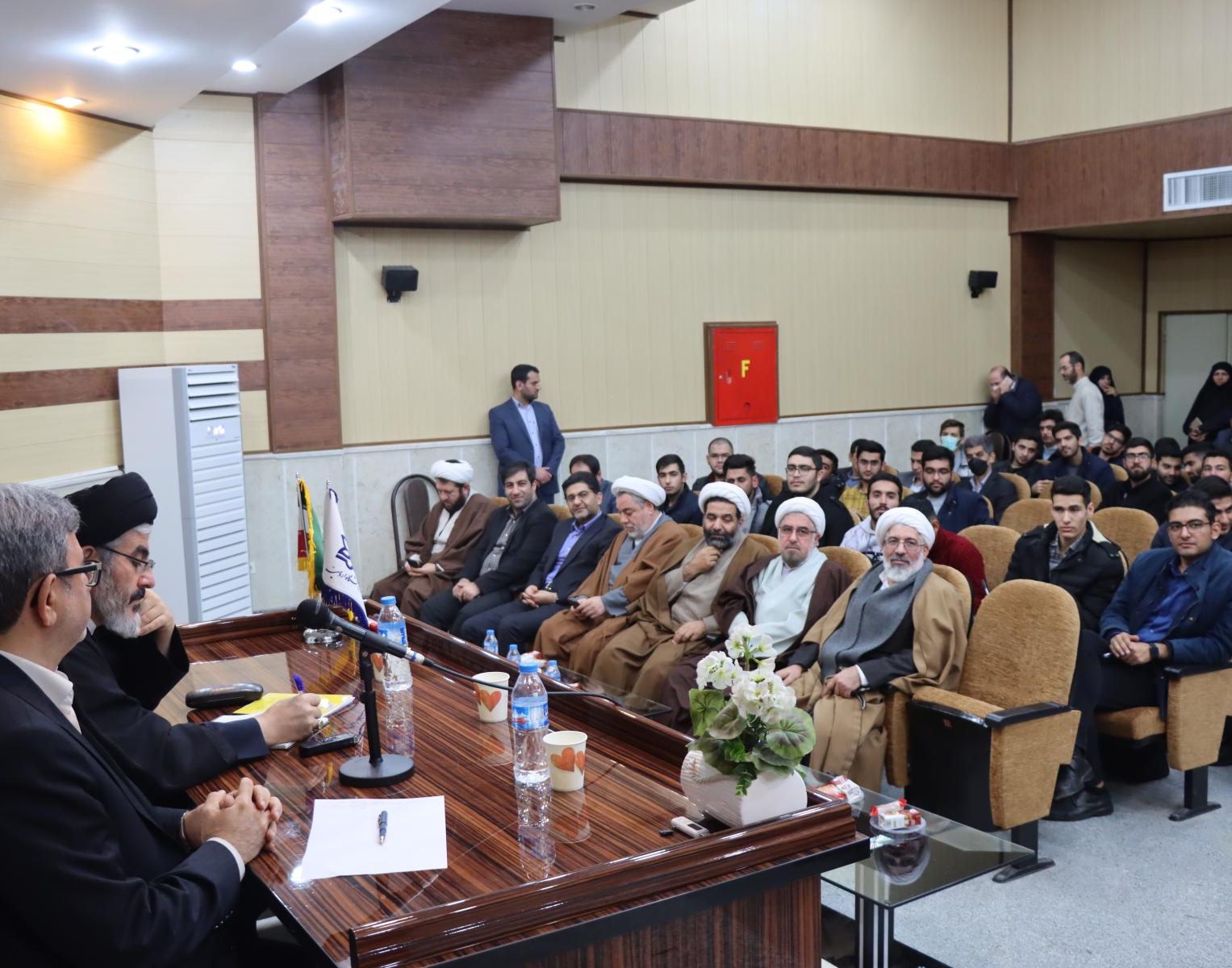 نشست صمیمی دانشجویان دانشگاه ارومیه با نماینده ولی فقیه در استان آذربایجان غربی و هیئت رئیسه دانشگاه