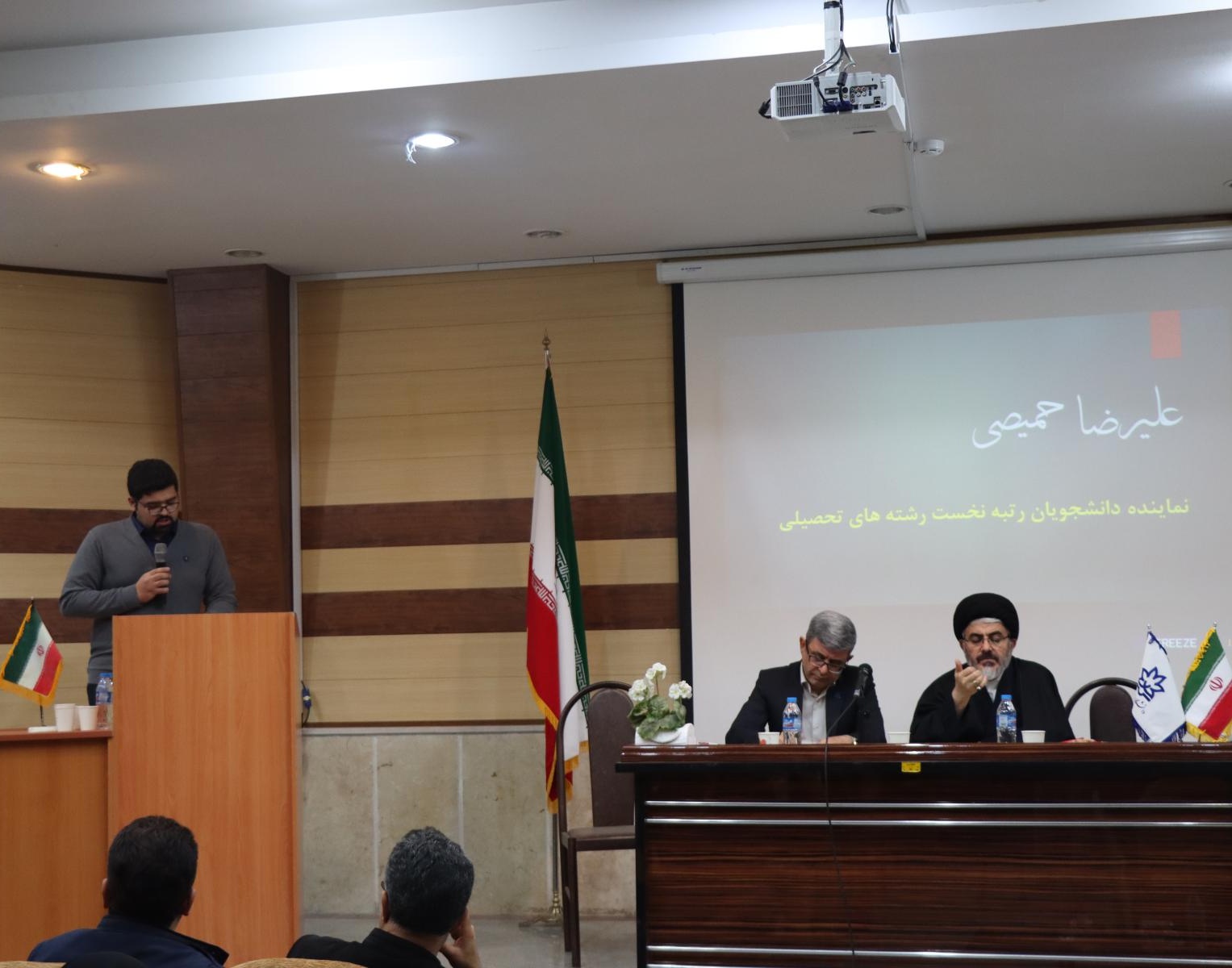 نشست صمیمی دانشجویان دانشگاه ارومیه با نماینده ولی فقیه در استان آذربایجان غربی و هیئت رئیسه دانشگاه