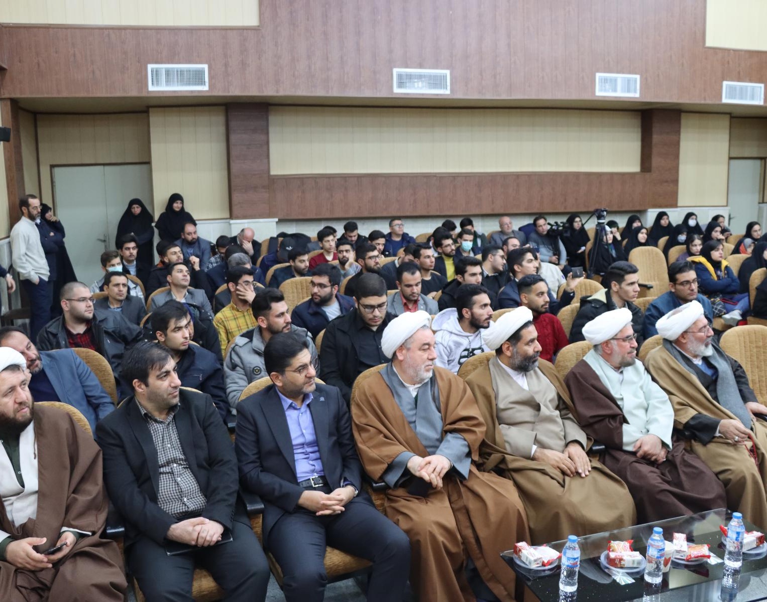 نشست صمیمی دانشجویان دانشگاه ارومیه با نماینده ولی فقیه در استان آذربایجان غربی و هیئت رئیسه دانشگاه