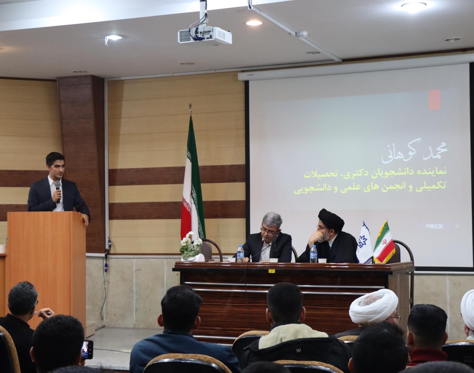 نشست صمیمی دانشجویان دانشگاه ارومیه با نماینده ولی فقیه در استان آذربایجان غربی و هیئت رئیسه دانشگاه