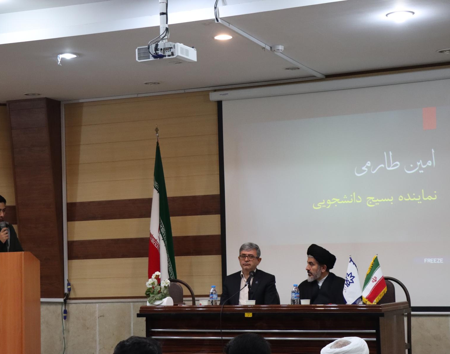 نشست صمیمی دانشجویان دانشگاه ارومیه با نماینده ولی فقیه در استان آذربایجان غربی و هیئت رئیسه دانشگاه