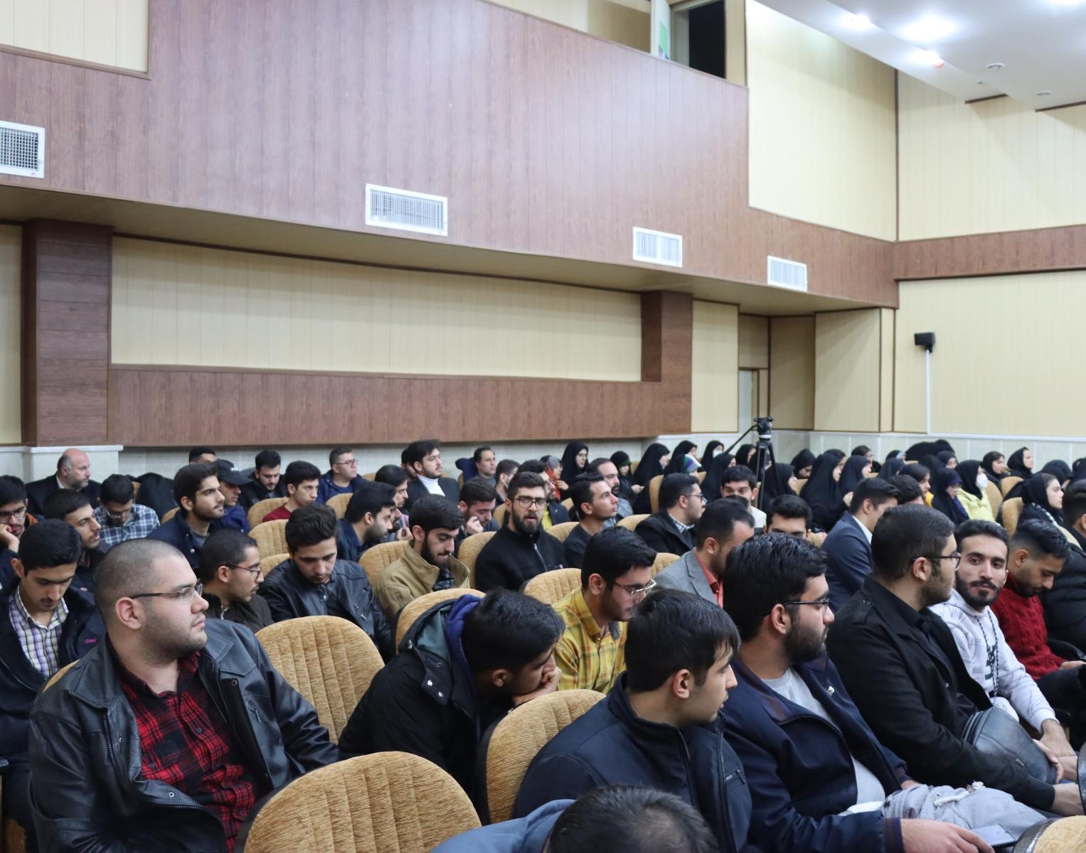 نشست صمیمی دانشجویان دانشگاه ارومیه با نماینده ولی فقیه در استان آذربایجان غربی و هیئت رئیسه دانشگاه