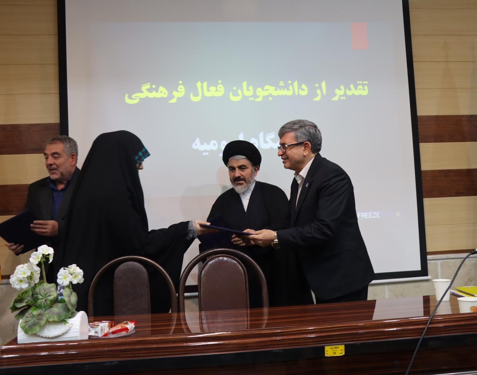 نشست صمیمی دانشجویان دانشگاه ارومیه با نماینده ولی فقیه در استان آذربایجان غربی و هیئت رئیسه دانشگاه