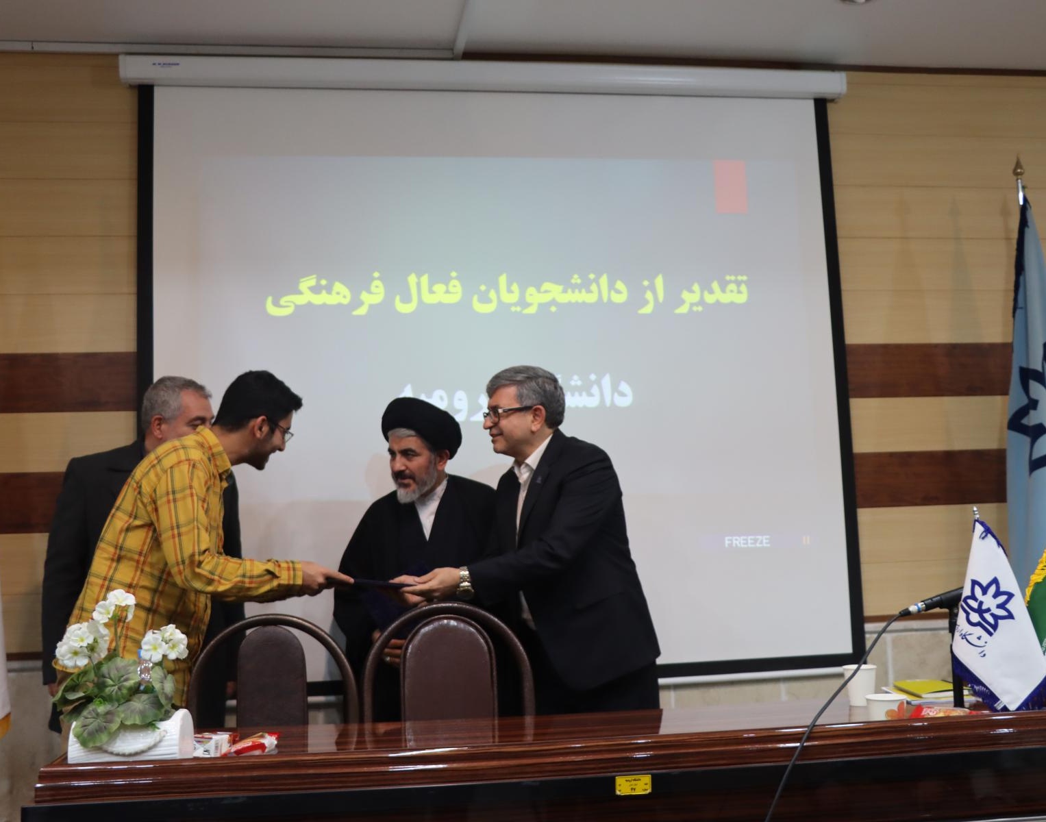 نشست صمیمی دانشجویان دانشگاه ارومیه با نماینده ولی فقیه در استان آذربایجان غربی و هیئت رئیسه دانشگاه