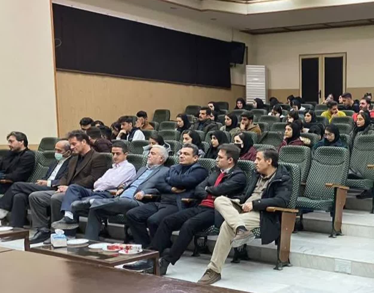 نشست صمیمی اساتید و دانشجویان گروه ریاضی و آمار