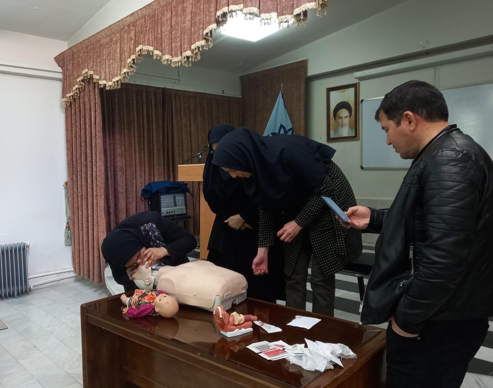 برگزاری کلاس‌های کمک‌های اولیه و احیای قلبی و عروقی (CPR)