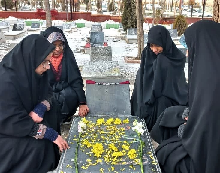 غبار روبی مزار شهدا و تجدید بیعت با شهدا به‌مناسبت گرامیداشت ولادت حضرت فاطمه (س)