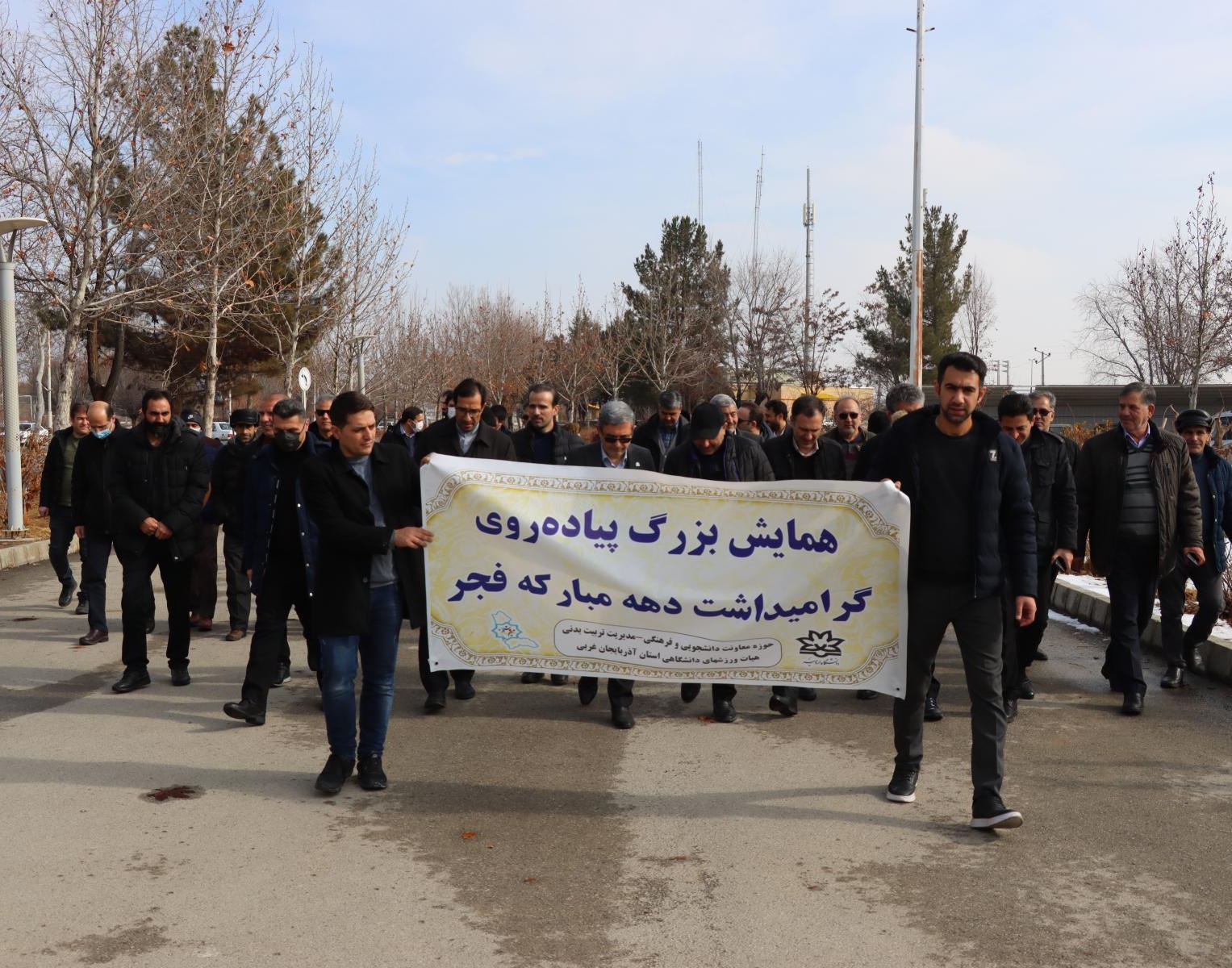غبارروبی مزار شهدا گمنام، اهتزاز پرچم و راهپیمایی همگانی همزمان با آغاز دهه فجر 