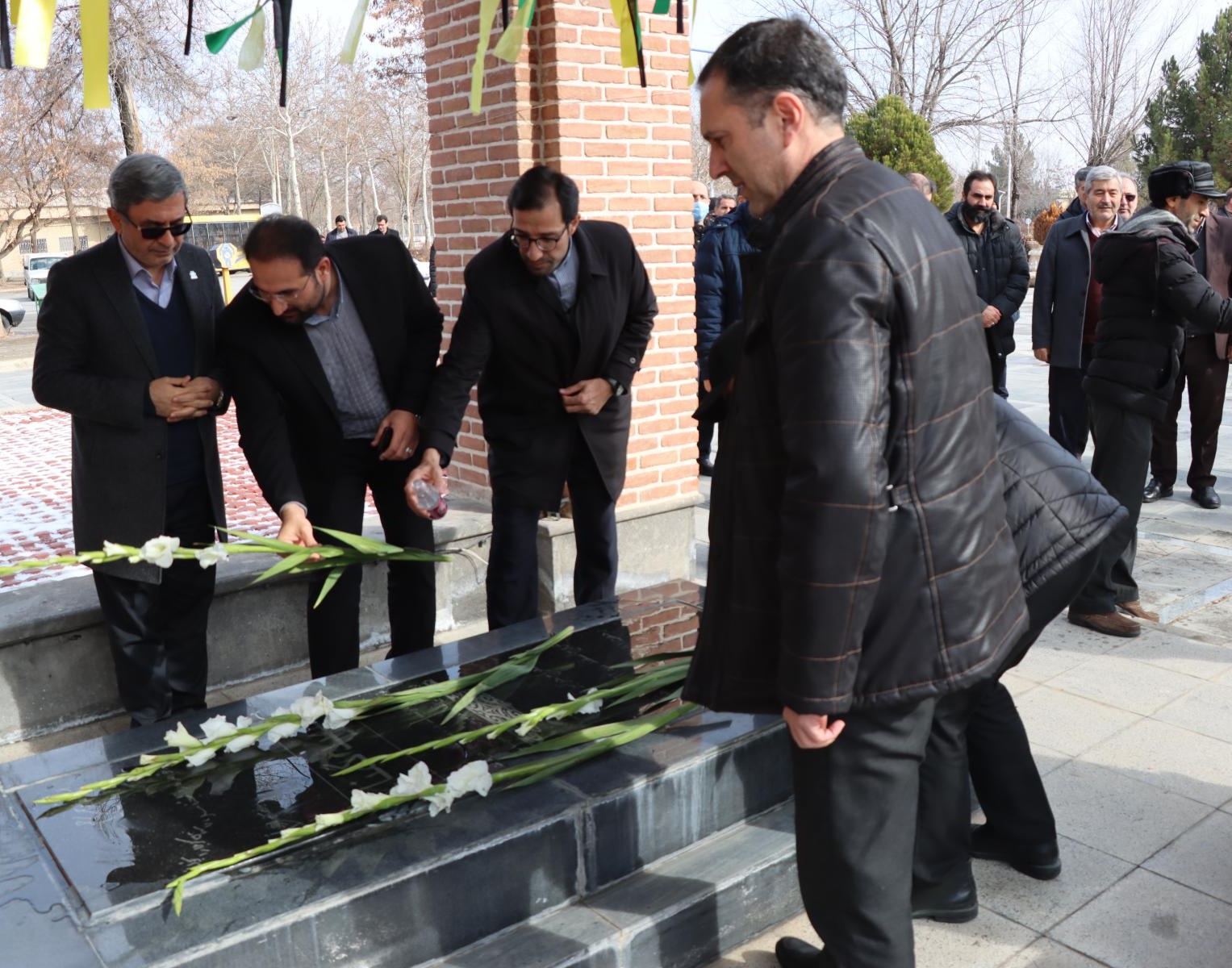 غبارروبی مزار شهدا گمنام، اهتزاز پرچم و راهپیمایی همگانی همزمان با آغاز دهه فجر 