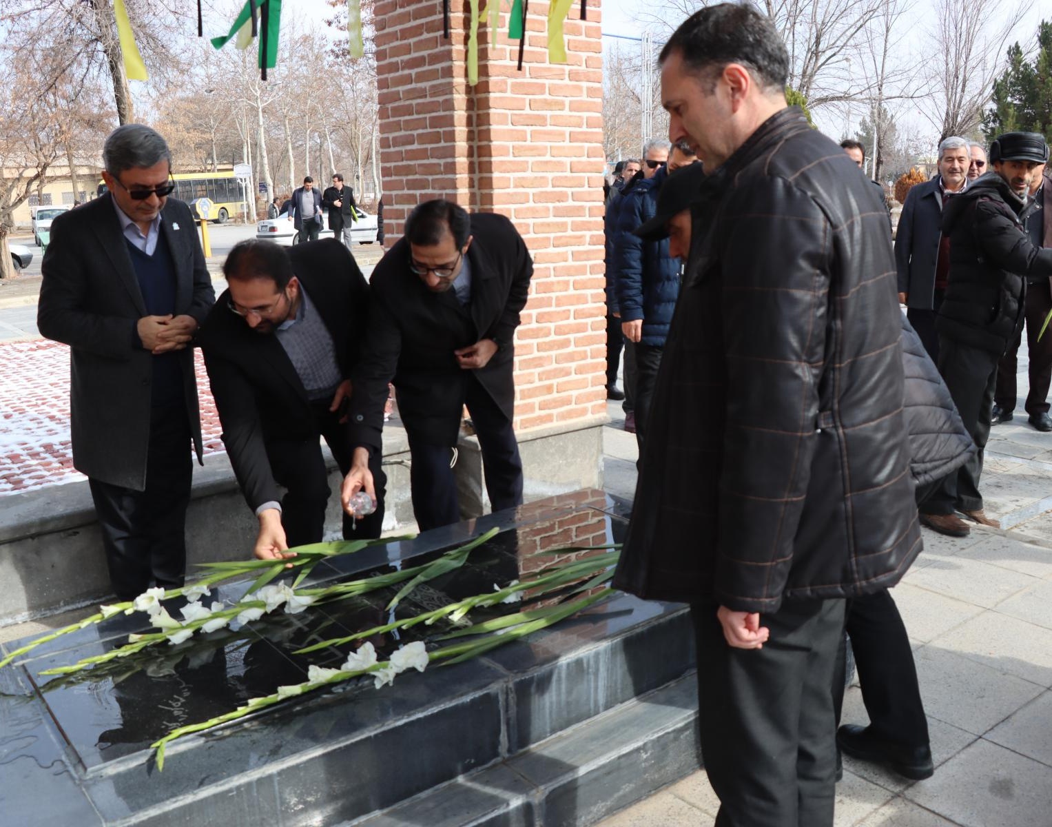 غبارروبی مزار شهدا گمنام، اهتزاز پرچم و راهپیمایی همگانی همزمان با آغاز دهه فجر 