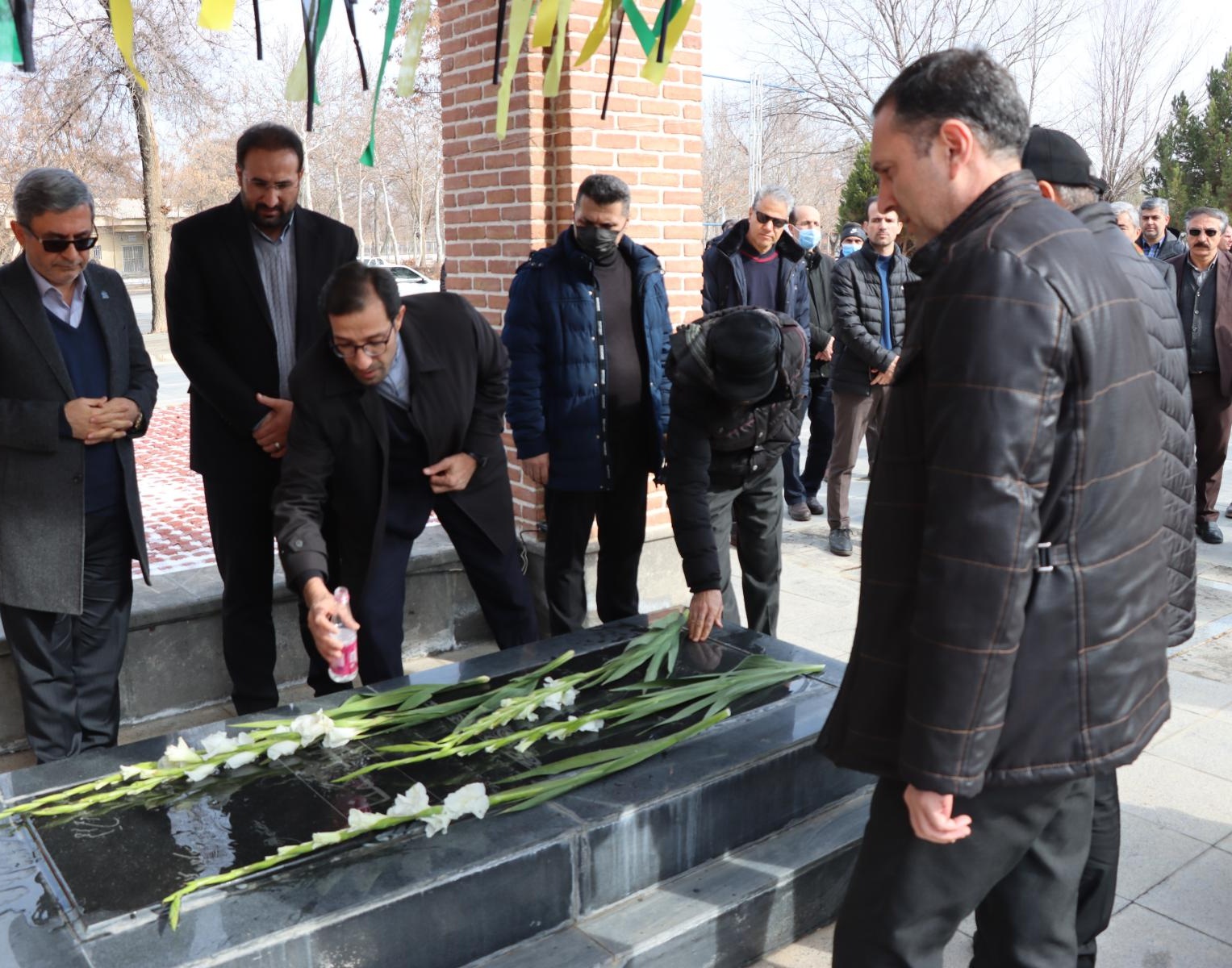 غبارروبی مزار شهدا گمنام، اهتزاز پرچم و راهپیمایی همگانی همزمان با آغاز دهه فجر 