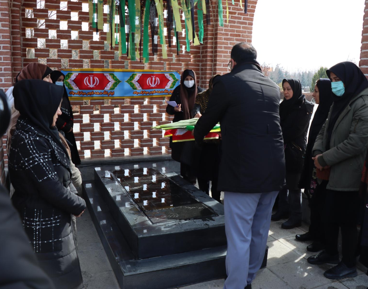 غبارروبی مزار شهدا گمنام، اهتزاز پرچم و راهپیمایی همگانی همزمان با آغاز دهه فجر 
