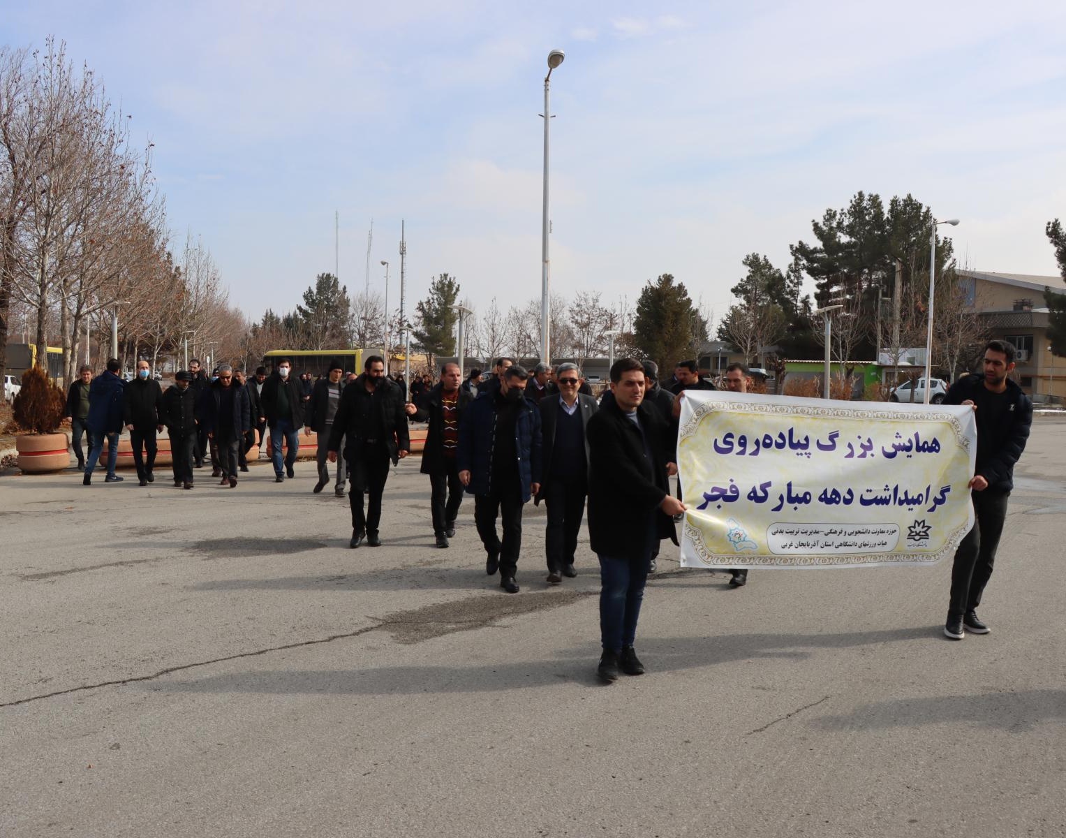 غبارروبی مزار شهدا گمنام، اهتزاز پرچم و راهپیمایی همگانی همزمان با آغاز دهه فجر 