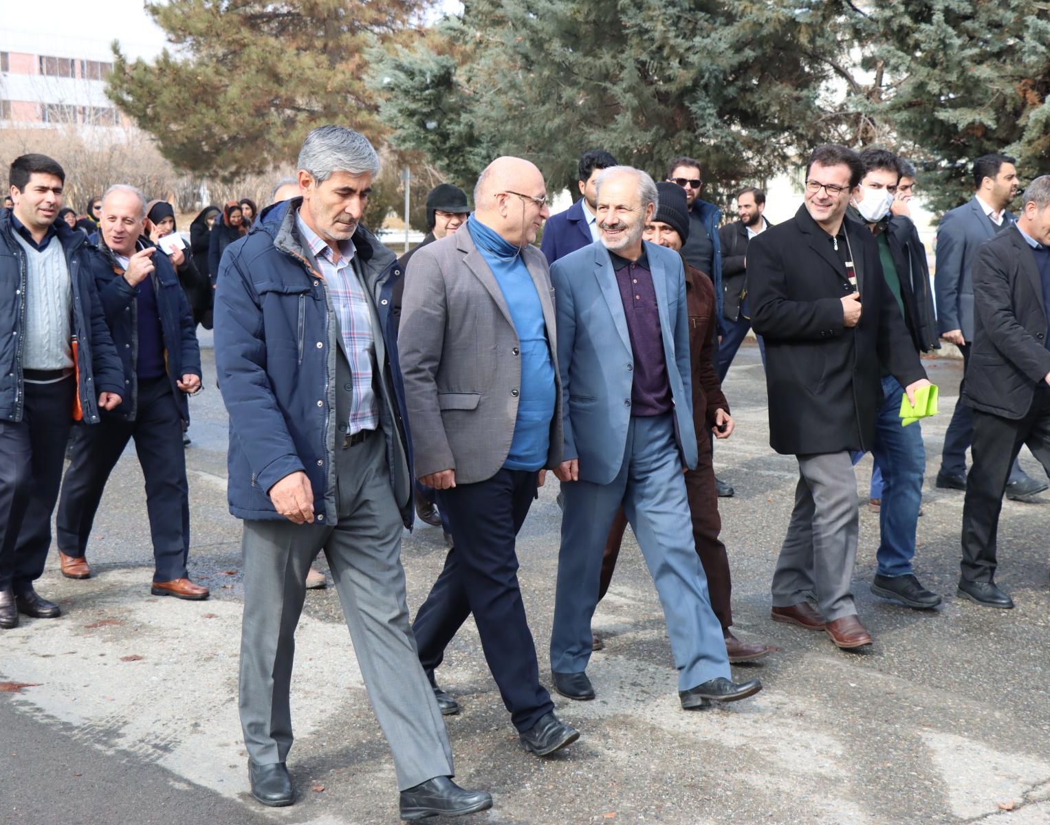 غبارروبی مزار شهدا گمنام، اهتزاز پرچم و راهپیمایی همگانی همزمان با آغاز دهه فجر 