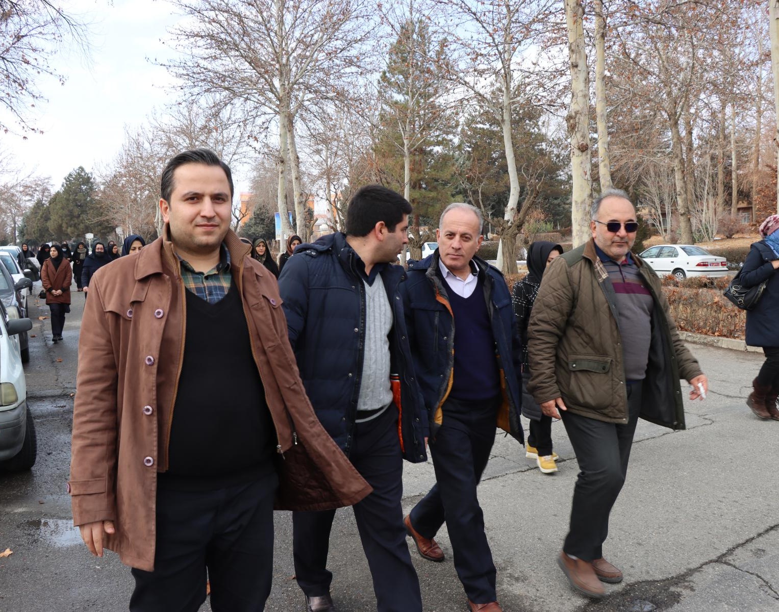 غبارروبی مزار شهدا گمنام، اهتزاز پرچم و راهپیمایی همگانی همزمان با آغاز دهه فجر 