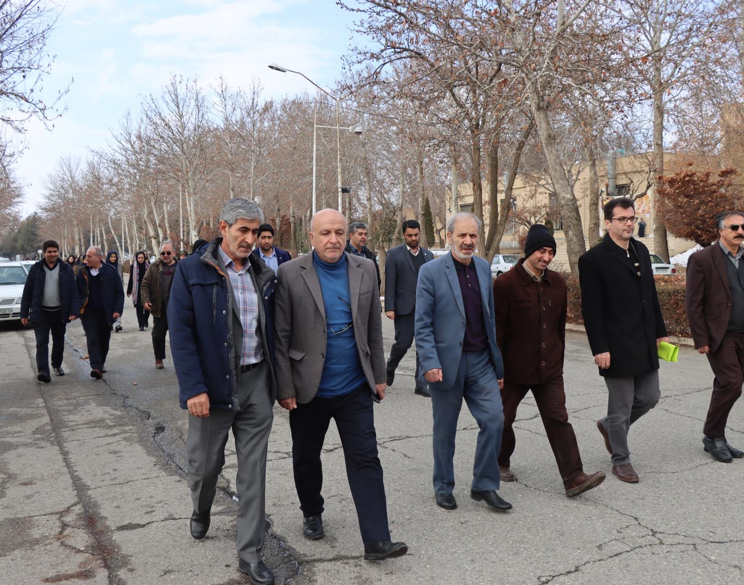 غبارروبی مزار شهدا گمنام، اهتزاز پرچم و راهپیمایی همگانی همزمان با آغاز دهه فجر 