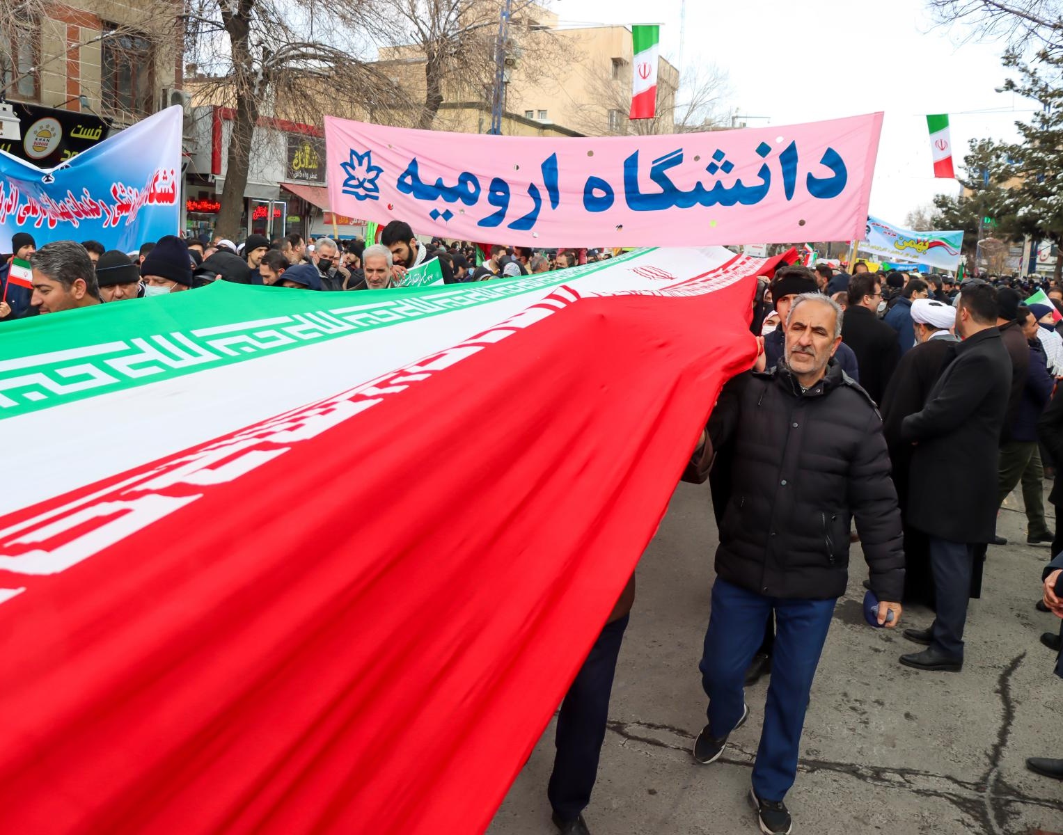 حضور کارکنان، اساتید و دانشجویان دانشگاه ارومیه در راهپیمایی 22 بهمن 1401