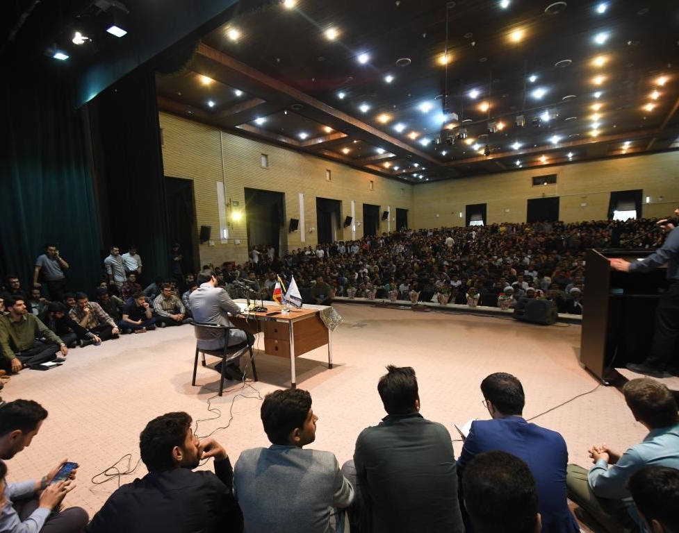 با حضور بیش از 1500 دانشجو؛ گفت و گوی بی واسطه دانشجویان با سخنگوی دولت سیزدهم