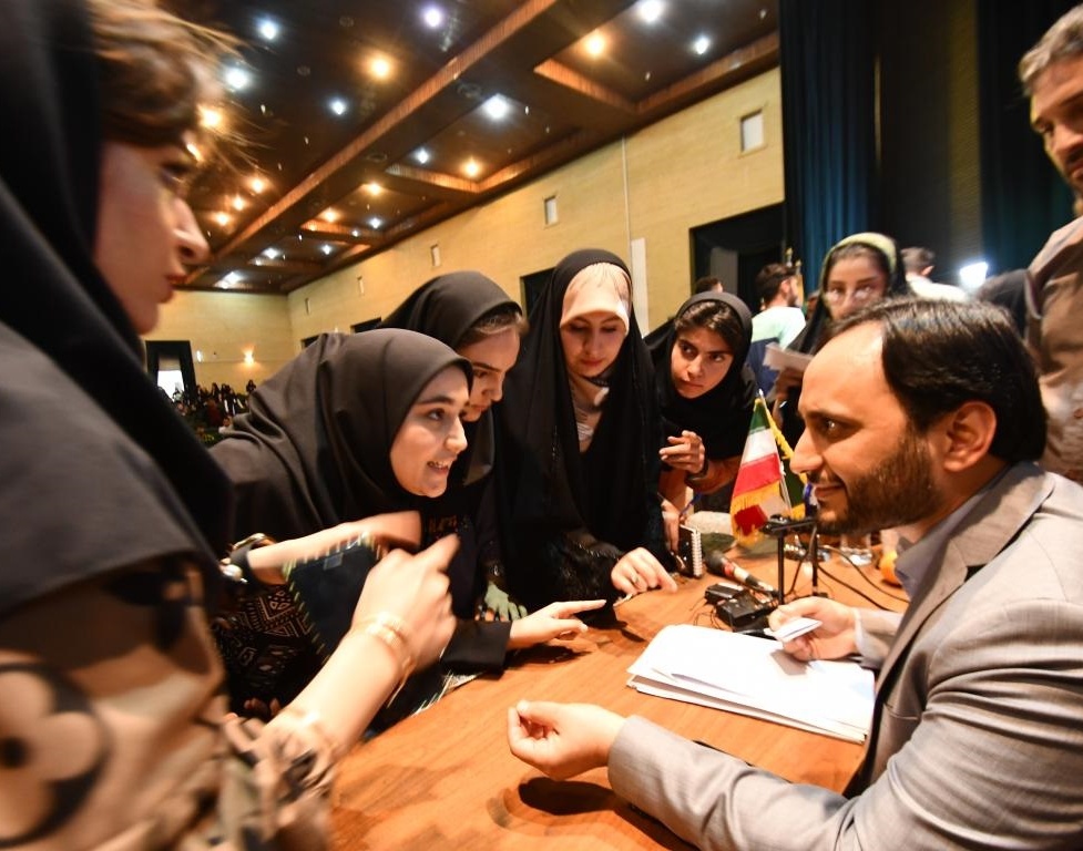 با حضور بیش از 1500 دانشجو؛ گفت و گوی بی واسطه دانشجویان با سخنگوی دولت سیزدهم