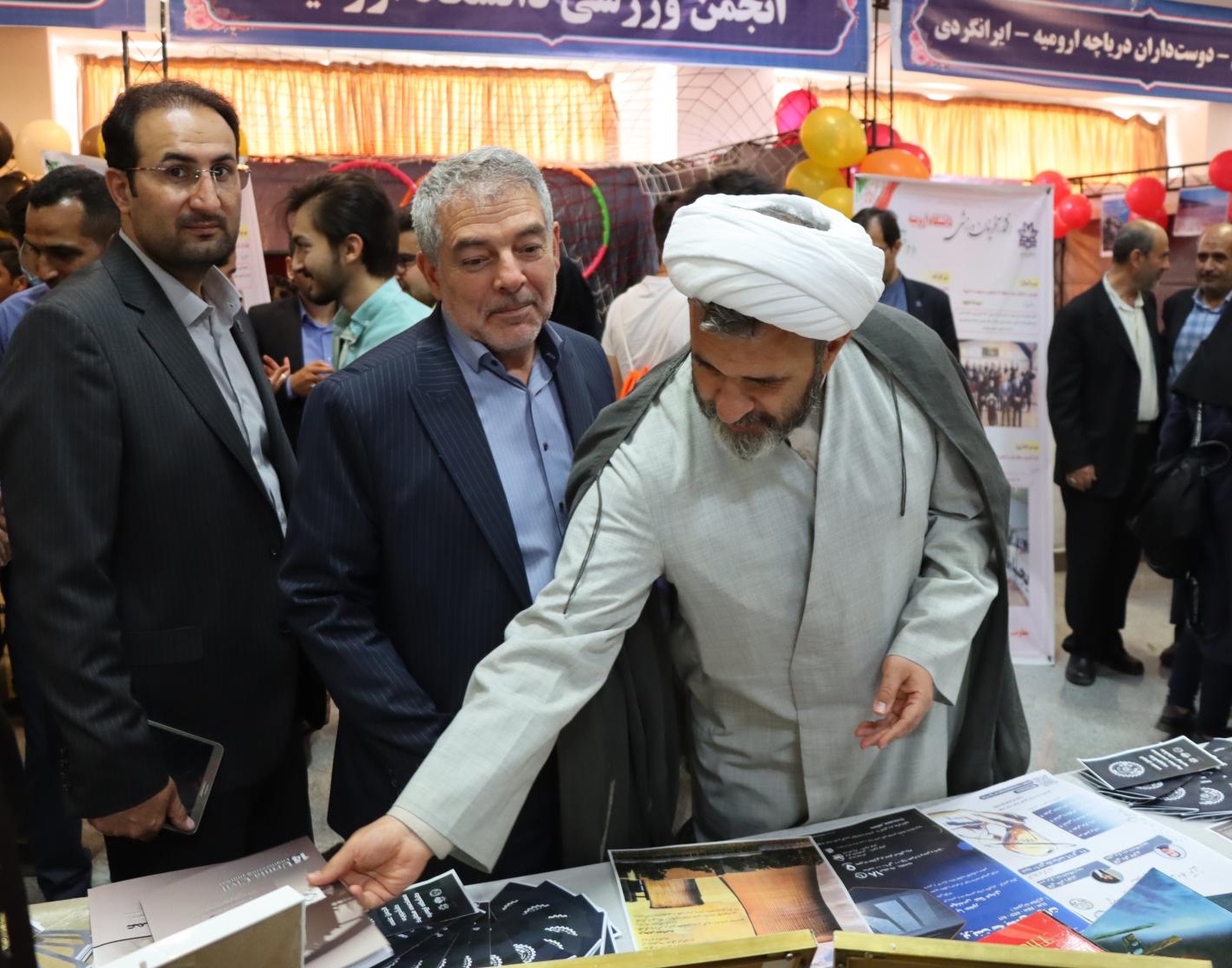 بازدید هیئت رئیسه دانشگاه از ششمین جشنواره درون دانشگاهی رویش - حرکت دانشگاه ارومیه
