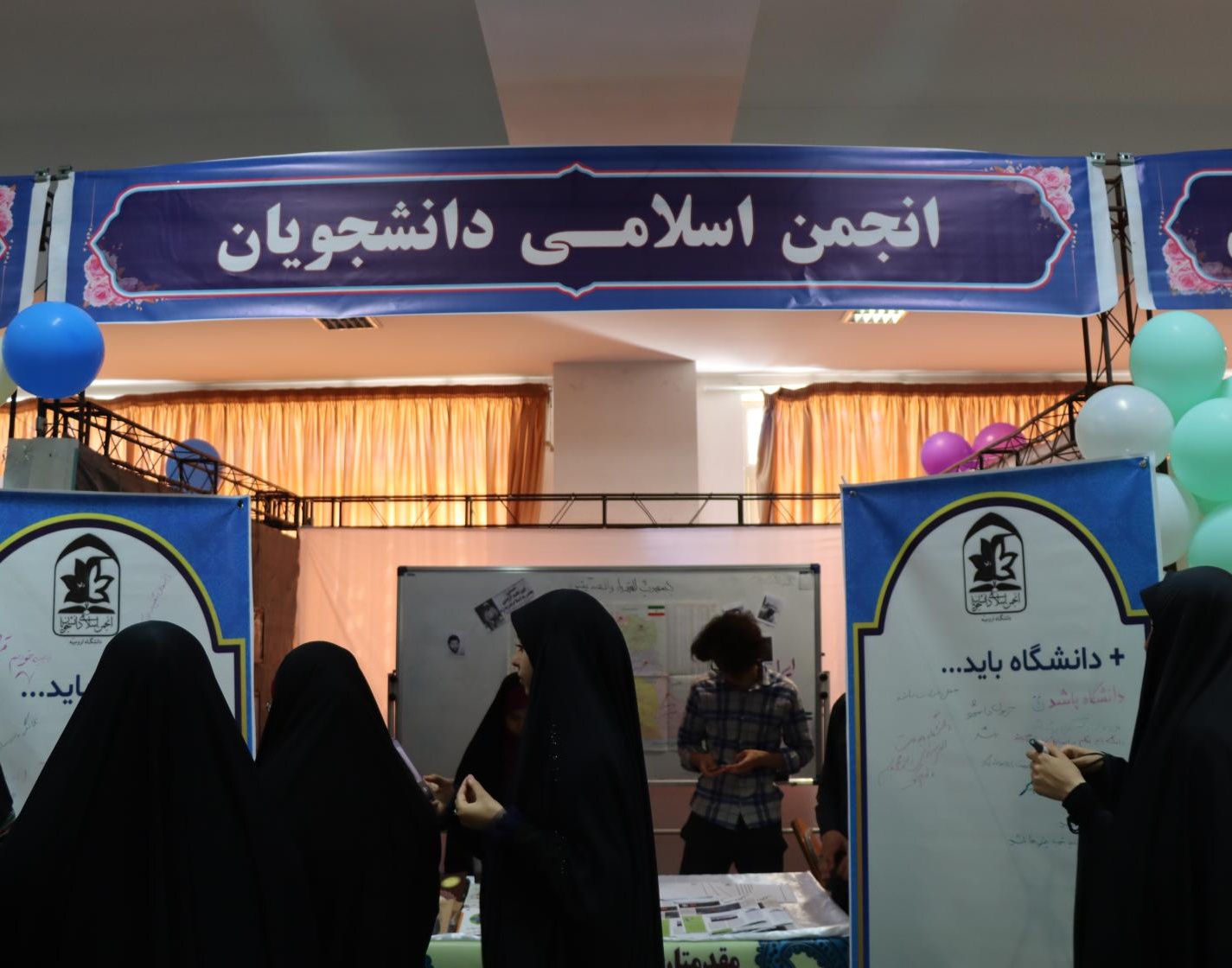بازدید هیئت رئیسه دانشگاه از ششمین جشنواره درون دانشگاهی رویش - حرکت دانشگاه ارومیه