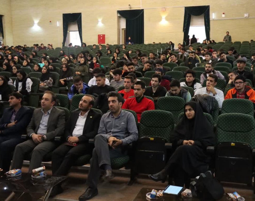مراسم معارفه دانشجویان جدید الورود دانشکده های علوم، فنی مهندسی و برق و کامپیوتر برگزار شد