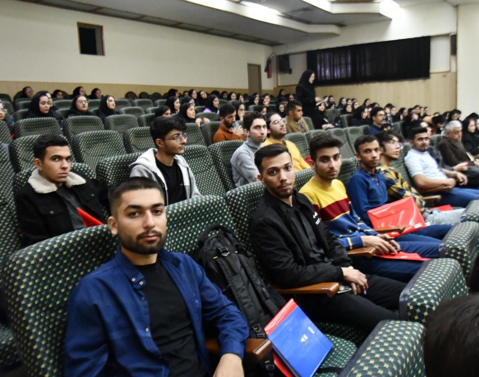 مراسم معارفه دانشجویان جدید الورود دانشکده های علوم، فنی مهندسی و برق و کامپیوتر برگزار شد