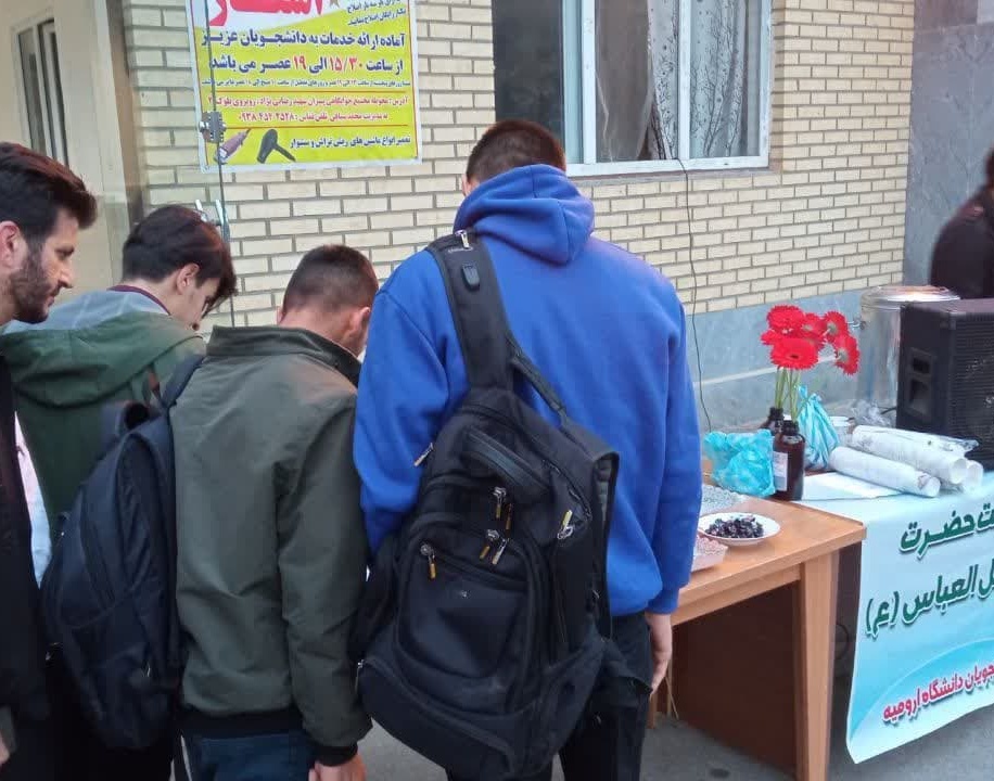 برپایی ایستگاه صلواتی به مناسبت میلاد حضرت زینب (س) در مقابل کوی خوابگاهی پسران