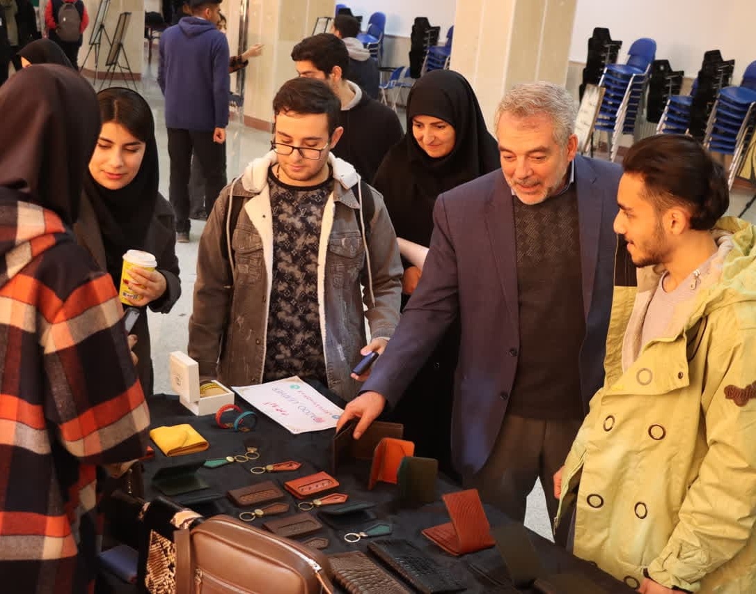 گزارش مراسم افتتاحیه جشنواره فروش و نمایشگاه صنایع دستی و آثار هنری دانشگاه ارومیه