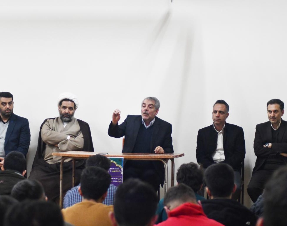 نشست صمیمی مدیران دانشگاه ارومیه با دانشجویان در خوابگاه پسران تا پاسی از نیمه شب