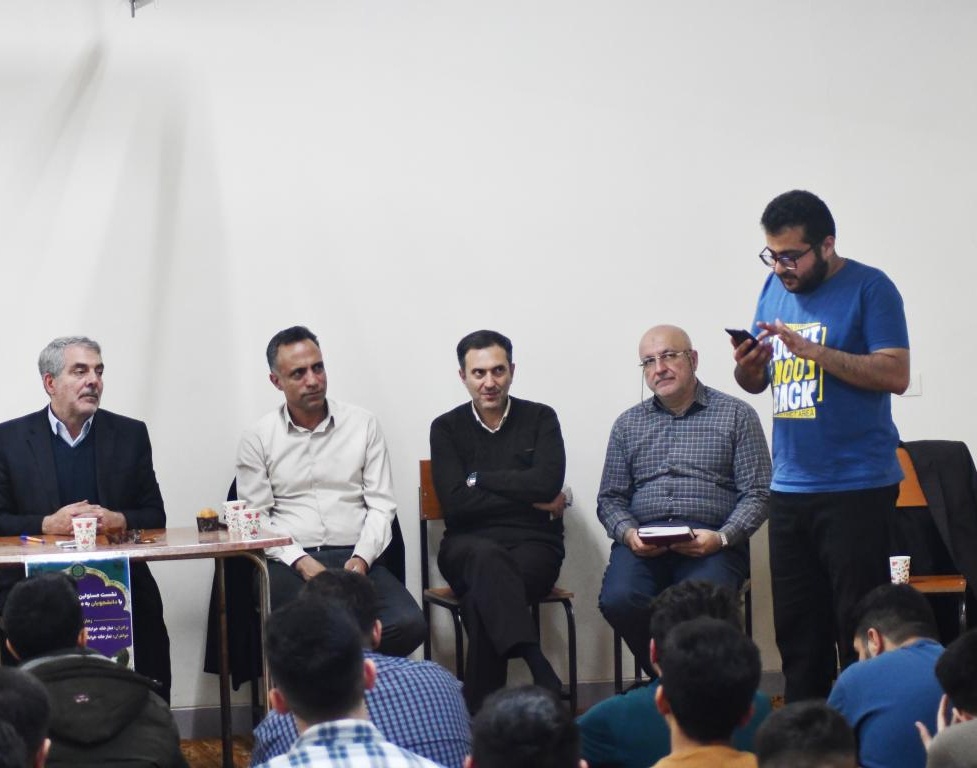 نشست صمیمی مدیران دانشگاه ارومیه با دانشجویان در خوابگاه پسران تا پاسی از نیمه شب