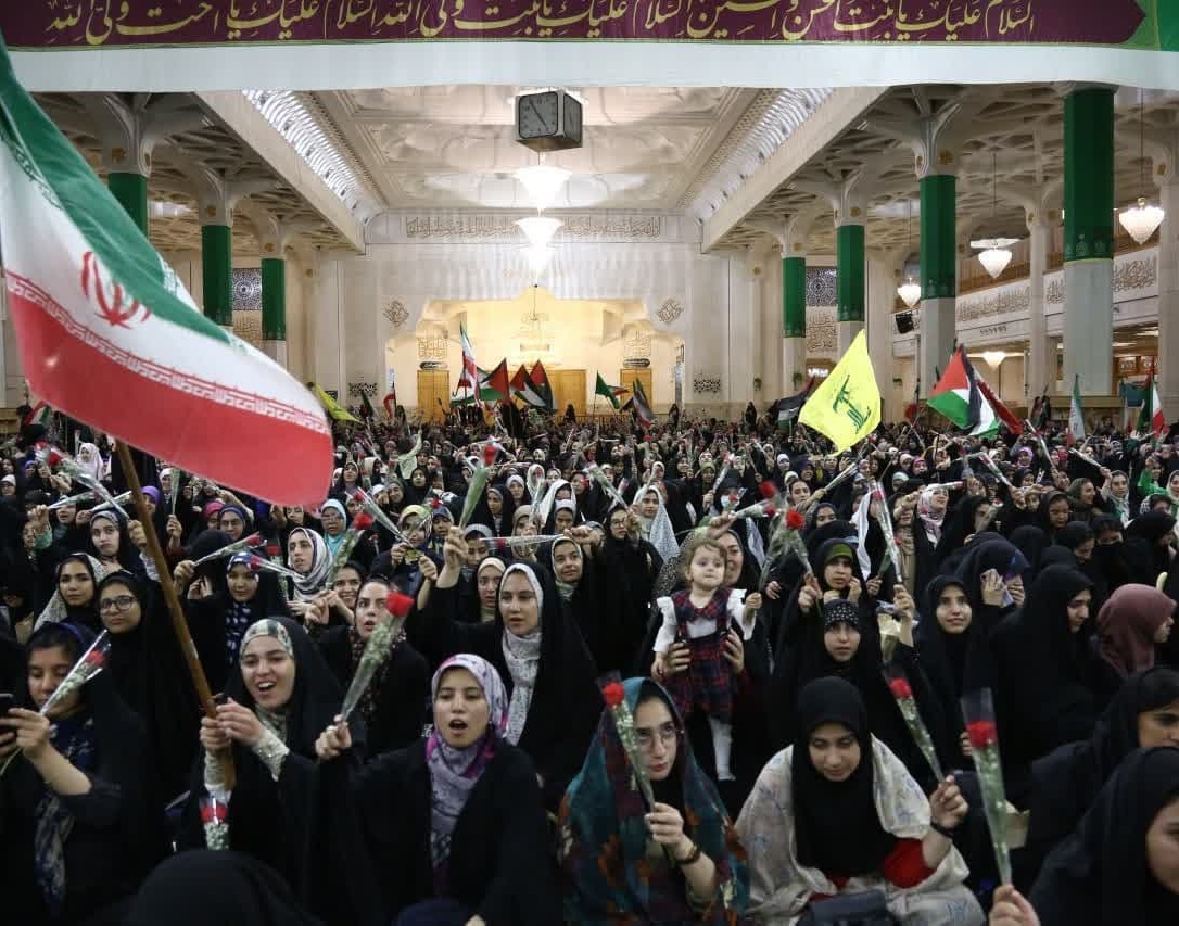 اجتماع بزرگ دختران دانشجو در حرم مطهر حضرت معصومه سلام الله علیها برگزار شد