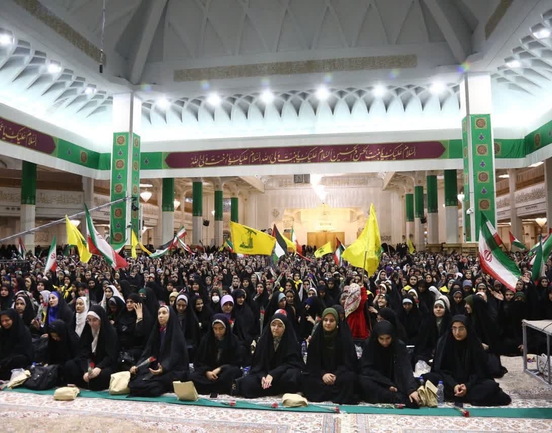 اجتماع بزرگ دختران دانشجو در حرم مطهر حضرت معصومه سلام الله علیها برگزار شد