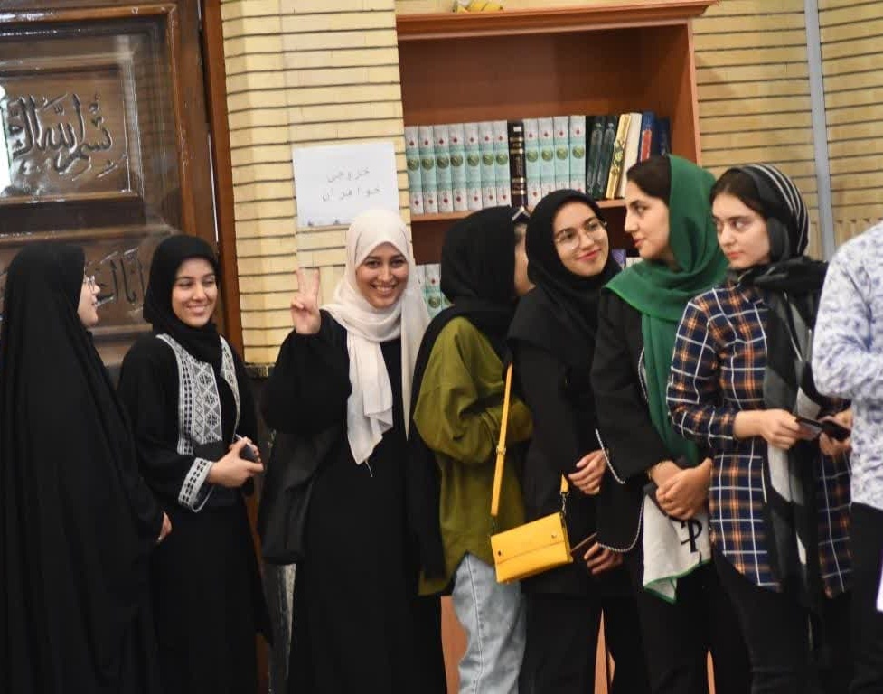 حضور پرشور دانشگاهیان دانشگاه ارومیه پای صندوق های رای مستقر در مسجد دانشگاه - دور اول انتخابات