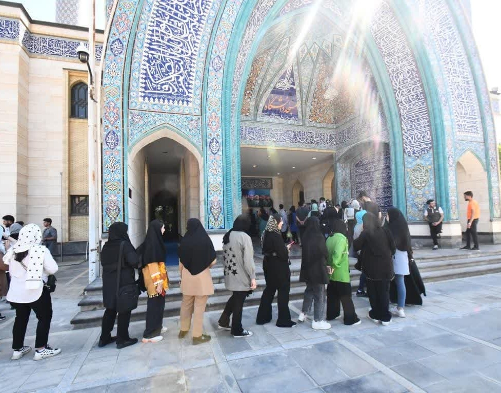 حضور پرشور دانشگاهیان دانشگاه ارومیه پای صندوق های رای مستقر در مسجد دانشگاه - دور اول انتخابات