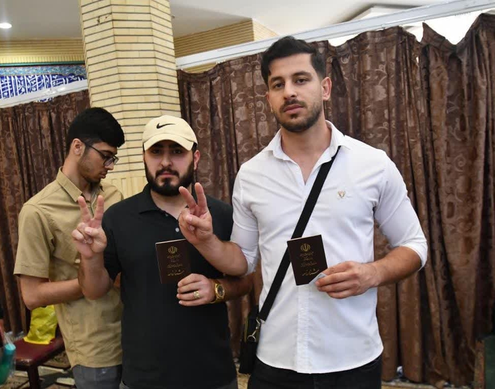 حضور پرشور دانشگاهیان دانشگاه ارومیه پای صندوق های رای مستقر در مسجد دانشگاه - دور اول انتخابات