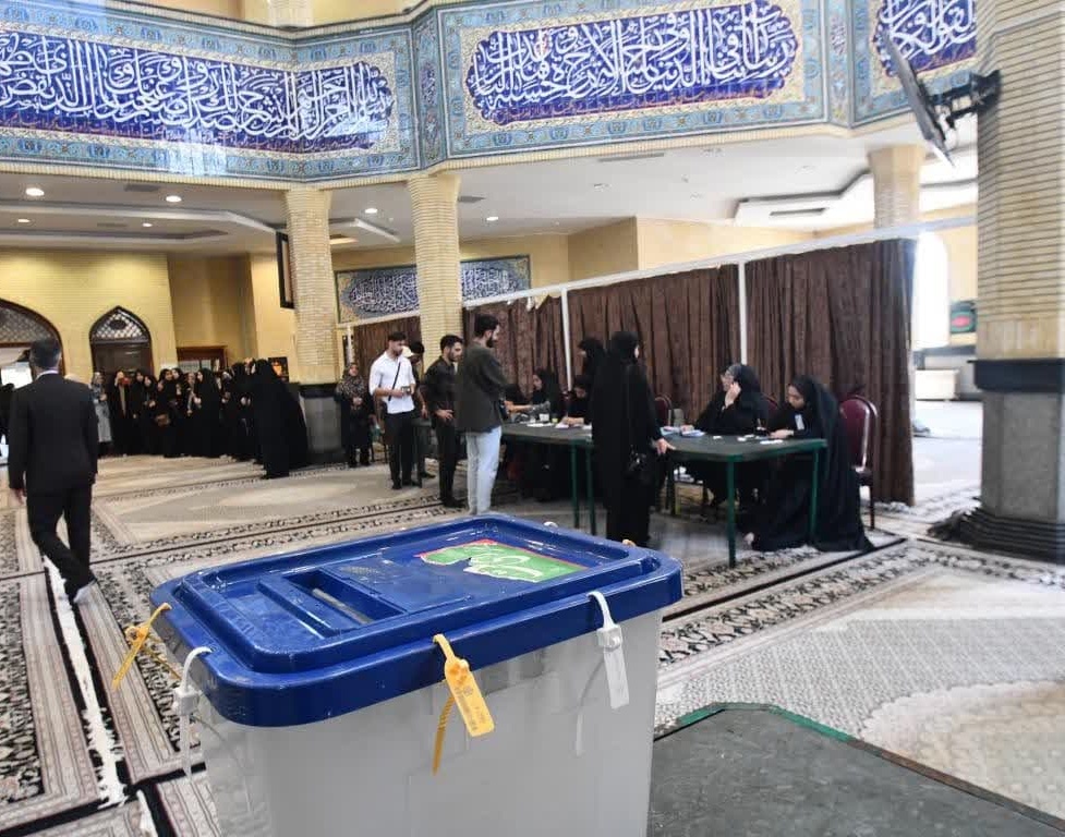 حضور پرشور دانشگاهیان دانشگاه ارومیه پای صندوق های رای مستقر در مسجد دانشگاه - دور اول انتخابات