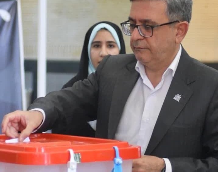 حضور دانشگاهیان دانشگاه ارومیه پای صندوق رای مستقر در مسجد دانشگاه - دور دوم انتخابات